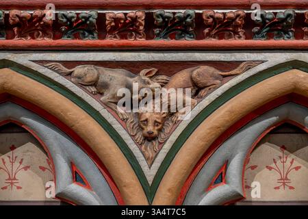 Paris, Frankreich - 03 18 2025: Notre Dame de Paris. Sehen Sie Details zur Nordwand des Chorgeheges in der Kathedrale Stockfoto