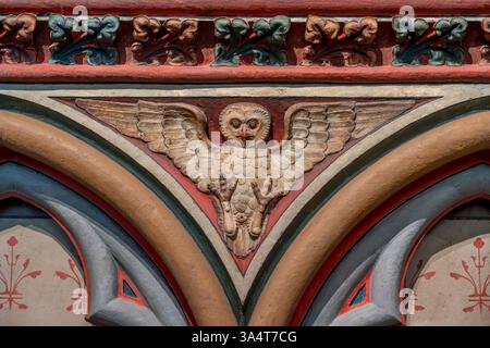 Paris, Frankreich - 03 18 2025: Notre Dame de Paris. Sehen Sie Details zur Nordwand des Chorgeheges in der Kathedrale Stockfoto