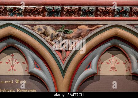 Paris, Frankreich - 03 18 2025: Notre Dame de Paris. Sehen Sie Details zur Nordwand des Chorgeheges in der Kathedrale Stockfoto