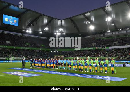 Wolfsburg, Deutschland. März 2025. Fußball, Frauen: Champions League, VfL Wolfsburg - FC Barcelona, K.-o.-Runde, Viertelfinale, erstes Leg, Volkswagen Arena. Die Teams Barcelona (l) und Wolfsburg stehen vor dem Beginn des Spiels an. Quelle: Swen Pförtner/dpa/Alamy Live News Stockfoto