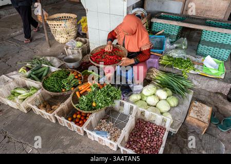 Indonesische Frau, die frisches Gemüse und Gewürze auf einem traditionellen Markt in yogyakarta, Java, indonesien verkauft Stockfoto