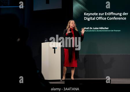 TRANSFORMATION 2025 Prof. Dr. Luise Hölscher, Staatssekretärin im Bundesministerium der Finanzen, hält die Keynote zur Eröffnung der Digital Office Conference bei TRANSFORM 2025 in der STATION Berlin. *** TRANSFORM 2025 Prof. Dr. Luise Hölscher, Staatssekretärin im Bundesministerium der Finanzen, hält die Keynote bei der Eröffnung der Digital Office Conference auf der TRANSFORM 2025 am BAHNHOF Berlin Urheberrecht: XEVENTPRESSxJeremyxKnowlesx Stockfoto