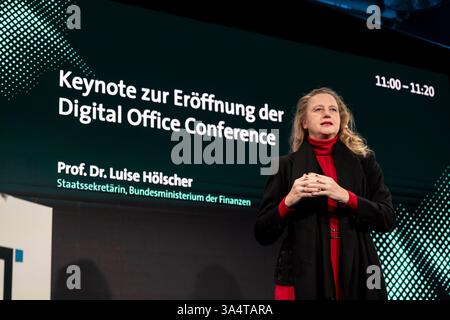 TRANSFORMATION 2025 Prof. Dr. Luise Hölscher, Staatssekretärin im Bundesministerium der Finanzen, hält die Keynote zur Eröffnung der Digital Office Conference bei TRANSFORM 2025 in der STATION Berlin. *** TRANSFORM 2025 Prof. Dr. Luise Hölscher, Staatssekretärin im Bundesministerium der Finanzen, hält die Keynote bei der Eröffnung der Digital Office Conference auf der TRANSFORM 2025 am BAHNHOF Berlin Urheberrecht: XEVENTPRESSxJeremyxKnowlesx Stockfoto