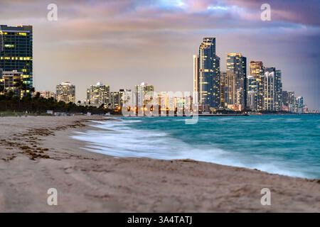 Skyline von Gebäuden am Sunny Isles Beach vom Surfside Beach in Miami, USA Stockfoto