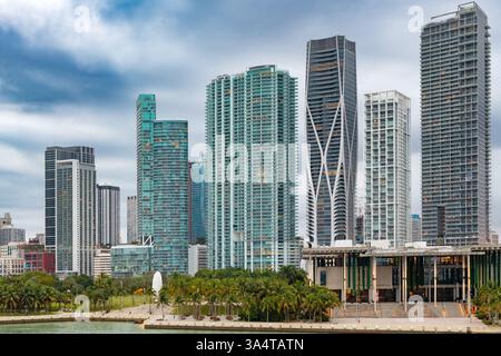 Miami, Florida, Vereinigte Staaten: Moderne Wolkenkratzer und Maurice A. Ferre Park in der Innenstadt von Miami in der Abenddämmerung. Stockfoto