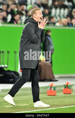 Wolfsburg, Deutschland. März 2025. Fußball, Frauen: Champions League, VfL Wolfsburg - FC Barcelona, K.-o.-Runde, Viertelfinale, erstes Leg, Volkswagen Arena. Wolfsburg-Trainer Tommy Stroot reagiert am Rande. Quelle: Swen Pförtner/dpa/Alamy Live News Stockfoto