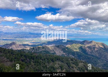 Der Panoramablick entfaltet sich vom malerischen Wanderweg zum Gipfel Mijas und zeigt die atemberaubende Landschaft von Andalusien, Malaga, Spanien Stockfoto
