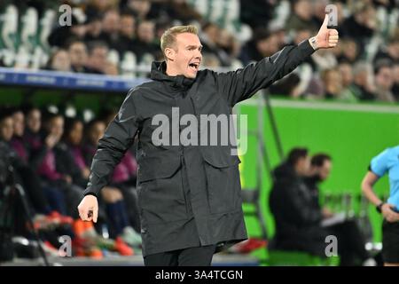 Wolfsburg, Deutschland. März 2025. Fußball, Frauen: Champions League, VfL Wolfsburg - FC Barcelona, K.-o.-Runde, Viertelfinale, erstes Leg, Volkswagen Arena. Wolfsburg-Trainer Tommy Stroot gestikuliert am Rande. Quelle: Swen Pförtner/dpa/Alamy Live News Stockfoto