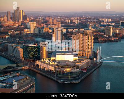 Luftbild der Salford Quays im Großraum Manchester mit der Skyline von Manchester City am Horizont. Stockfoto