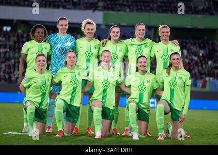 Wolfsburg, Deutschland. März 2025. Wolfsburg, 19. März 2025: Gruppenfoto von Spielern des VfL Wolfsburg vor dem UEFA Women's Champions League Spiel zwischen VfL Wolfsburg und FC Barcelona in der VfL Wolfsburg Arena in Wolfsburg. (Qianru Zhang/SPP) Credit: SPP Sport Press Photo. /Alamy Live News Stockfoto