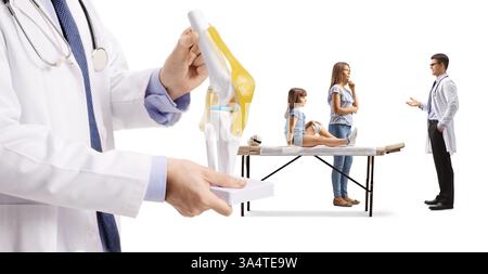 Kind mit Knieverletzung mit einem Orthopädischen Arzt isoliert auf weißem Hintergrund Stockfoto