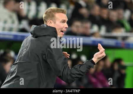 Wolfsburg, Deutschland. März 2025. Fußball, Frauen: Champions League, VfL Wolfsburg - FC Barcelona, K.-o.-Runde, Viertelfinale, erstes Leg, Volkswagen Arena. Wolfsburg-Trainer Tommy Stroot reagiert am Rande. Quelle: Swen Pförtner/dpa/Alamy Live News Stockfoto