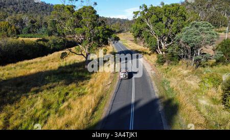 Eine gewundene Straße zwischen üppig grünen Feldern, von oben gesehen Stockfoto