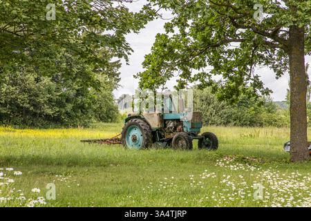 Der Alte Rusty Hat Den Traktor Kaputt Gemacht. Stockfoto