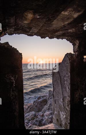 Liepaja Nummer 23 Küstenverteidigungsbatterie verbleibendes Gefängnishaus in der Ostsee Stockfoto