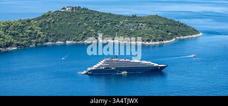 Dubrovnik, Kroatien - 25. Juli 2024: Ritz-Carlton Luxus-Kreuzfahrtschiff Evrima in der Bucht von Dubrovnik. Luftaufnahme. Stockfoto
