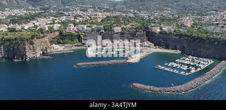 Panoramablick auf Porto Marina Di Meta. Metropolstadt Neapel, Italien Stockfoto
