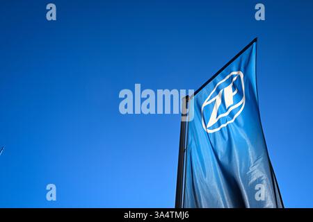 Friedrichshafen, Deutschland. März 2025. Vor dem ZF Friedrichshafen Forum fliegt eine Fahne mit dem ZF Friedrichshafen Logo. Quelle: Felix Kästle/dpa/Alamy Live News Stockfoto