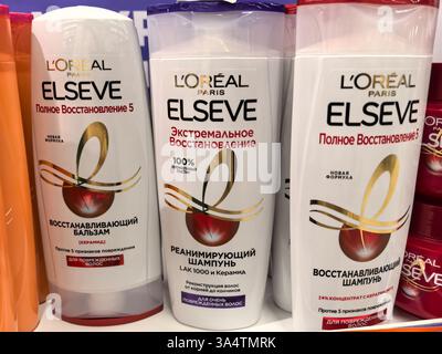 Bobruisk, Weißrussland - 5. März 2025: Die farbenfrohen Haarpflegeflaschen sind ordentlich in einem Ladenregal angeordnet und präsentieren luxuriöse Formeln für die Restauration Stockfoto