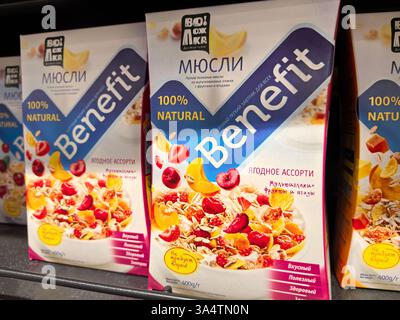 Bobruisk, Weißrussland - 8. März 2025: Die farbenfrohe Verpackung zeigt eine natürliche Mischung aus Granola und Beeren, die gesunde Lebensmittel hervorhebt Stockfoto