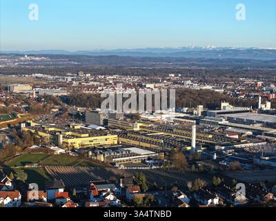 Friedrichshafen, Deutschland. März 2025. Das Werk 2 von ZF Friedrichshafen befindet sich am Stadtrand von Friedrichshafen. (Luftaufnahme mit einer Drohne) Credit: Felix Kästle/dpa/Alamy Live News Stockfoto