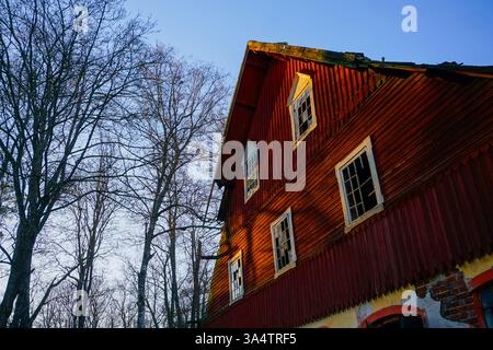 Tiefwinkelansicht einer alten Scheune Stockfoto