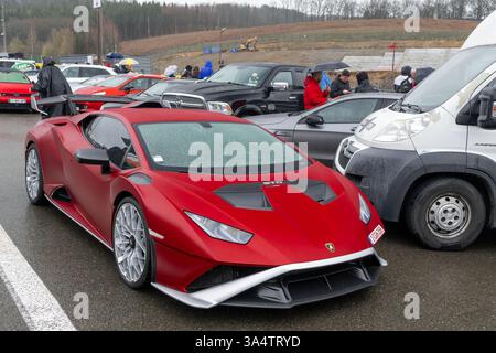 Spa-Francorchamps, Belgien - Blick auf ein mattrotes Lamborghini Huracán STO, das auf einem Parkplatz parkt. Stockfoto