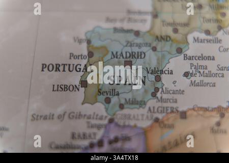 Nahaufnahme einer Karte, die Spanien und Portugal mit großen Städten wie Madrid, Lissabon und Barcelona zeigt. Reise- und Geographiekonzept. Hochwertige Fotos Stockfoto