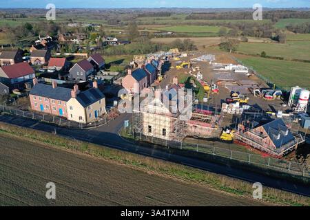 Drohnenfoto eines neuen Wohnhauses im Kinlet Village, Shropshire, das die Größe des Dorfes fast verdoppelt. März 2025 Stockfoto