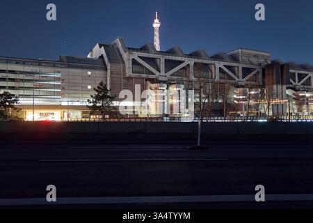 Berlin, Deutschland. März 2025. Blick auf die A100 vor dem International Congress Center (ICC) und dem Funkturm. Die Autobahnbrücke A100 im Westen Berlins ist seit Mittwochabend aus Sicherheitsgründen in nördlicher Richtung vollständig gesperrt. Umfassende bauliche Untersuchungen und Gutachten haben ergeben, dass die Brücke nicht mehr befahrbar ist, so die Autobahn GmbH des Bundes. Quelle: Michael UKAS/dpa/Alamy Live News Stockfoto