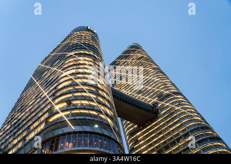 Colombo Sri Lanka - 1. September 2024; moderne Twin-Türme, beleuchtet mit diagonalen LED-Lichtstreifen unter blauem Himmel in der Abenddämmerung. Stockfoto