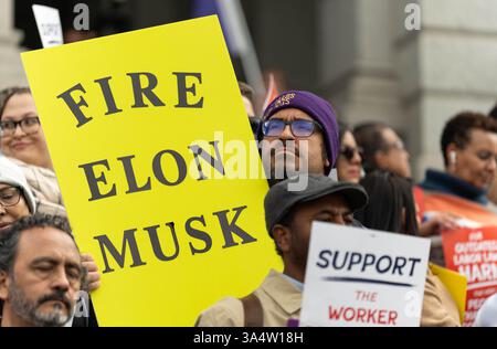 Denver, Colorado, USA. März 2025. Ein Mann hält ein Poster mit dem Titel „FIRE ELON MUSK“ während einer Arbeiterkundgebung im Colorado Capitol in Denver am Mittwoch, den 19. März 2025. (Kreditbild: © Jesse Paul/Colorado Sun via ZUMA Press Wire) NUR REDAKTIONELLE VERWENDUNG! Nicht für kommerzielle ZWECKE! Stockfoto