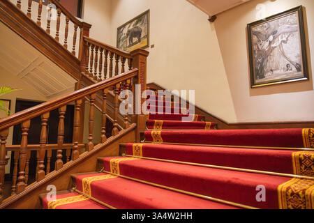 Colombo Sri Lanka - 1. September 2024; Innenraum und roter Teppich und Holzbalustrade auf Treppen, die nach oben führen. Stockfoto