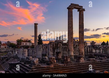 Ruinierter Tempel von Apollo in der türkischen Stadt Didim bei Sonnenuntergang Stockfoto
