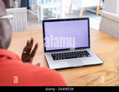 Afroamerikaner Videokonferenzen auf Laptop zu Hause, hallo winkend, Kopierraum Stockfoto