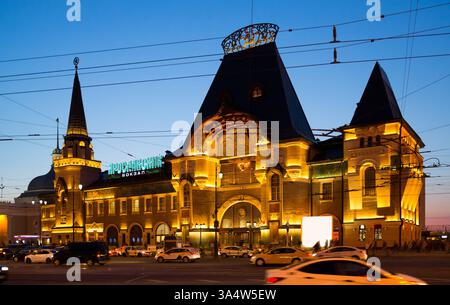 Jaroslawski Bahnhof in Moskau bei Nacht. Russland. Große Buchstaben auf der Fassade - Die Inschrift Jaroslawski Station. Stockfoto