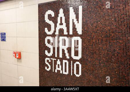 San Siro Stadio Milan Metro Station Mosaikschild an der Wand – Mailand, Italien – 04. März 2025 Stockfoto