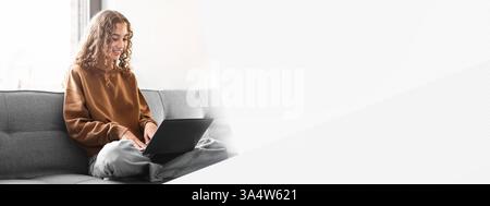 Lächelnde Junge Schülerin Mit Laptop-Online-Lernen Zu Hause Stockfoto
