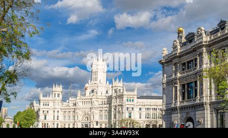 MADRID, SPANIEN - 19. APRIL 2015: Blick auf die Plaza de Cibeles in Madrid, Spanien, mit dem Hauptsitz der Bank von Spanien im Vordergrund und dem Wahrzeichen Stockfoto