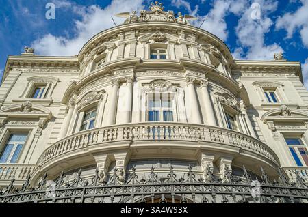 MADRID, SPANIEN - 19. APRIL 2015: Der Palast von Linares (Palacio de Linares), ein neobarockes Gebäude, das zwischen 1877 und 1900 erbaut wurde und sich auf der Plaza de CI befindet Stockfoto