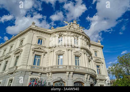 MADRID, SPANIEN - 19. APRIL 2015: Der Palast von Linares (Palacio de Linares), ein neobarockes Gebäude, das zwischen 1877 und 1900 erbaut wurde und sich auf der Plaza de CI befindet Stockfoto