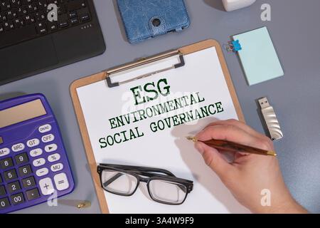 ESG – Environmental Social and Governance Schreiben Sie auf Haftnotizen, die auf Holztisch isoliert sind. Selektiver Fokus auf esg-Text Stockfoto