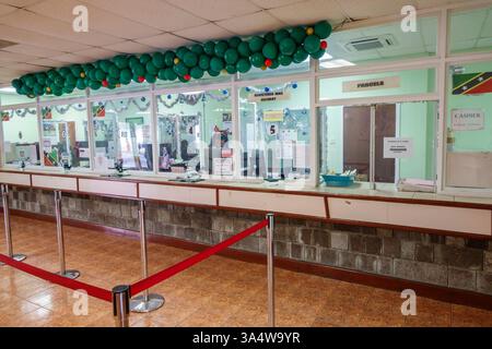 Basseterre St. St. Kitts und Nevis, Bay Road, innen, Lobby Fenster Theke, St.. Kitts Postal Services, Postamt, Kundenservice, reg Stockfoto
