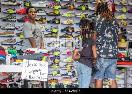 Basseterre St. Saint Kitts und Nevis, in der Nähe von Fort Street, Sneaker-Geschäft, Schuhgeschäft, Schuheinzelhandel, Sportschuhe, sportliche Sneaker, Schuhpräsentation, Schuhwand Stockfoto