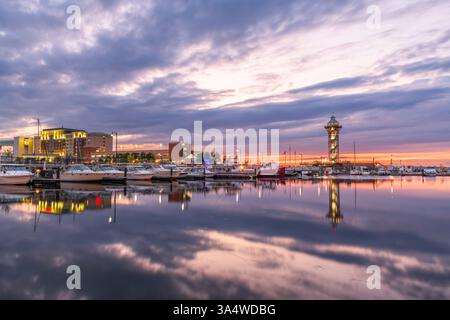Erie, Pennsylvania, USA Skyline und Tower in der Dämmerung. Stockfoto