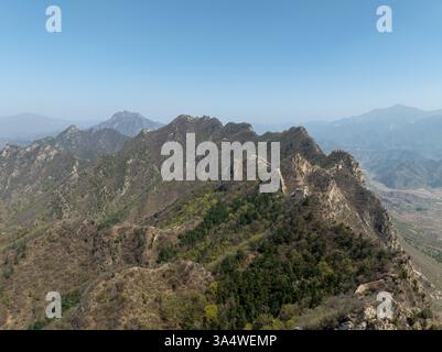 Die Chinesische Mauer von Simatai ist ein gut erhaltener Abschnitt der Chinesischen Mauer, bekannt für ihr steiles, zerklüftetes Gelände und die ursprüngliche Ming-Architektur. Stockfoto