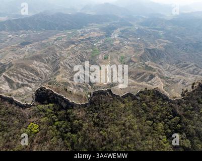 Die Chinesische Mauer von Simatai ist ein gut erhaltener Abschnitt der Chinesischen Mauer, bekannt für ihr steiles, zerklüftetes Gelände und die ursprüngliche Ming-Architektur. Stockfoto