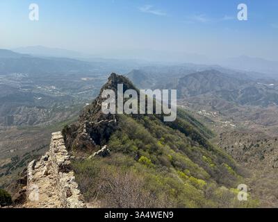 Die Chinesische Mauer von Simatai ist ein gut erhaltener Abschnitt der Chinesischen Mauer, bekannt für ihr steiles, zerklüftetes Gelände und die ursprüngliche Ming-Architektur. Stockfoto