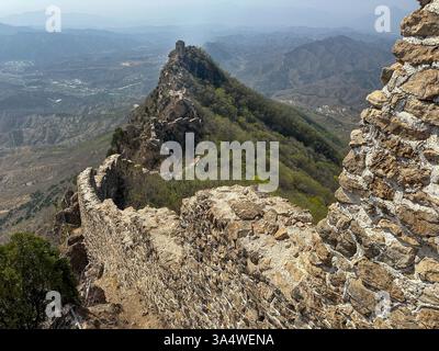 Die Chinesische Mauer von Simatai ist ein gut erhaltener Abschnitt der Chinesischen Mauer, bekannt für ihr steiles, zerklüftetes Gelände und die ursprüngliche Ming-Architektur. Stockfoto