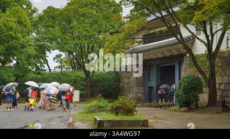 Osaka, japan - 22. September 2024, Panoramablick auf die Menschenmenge, die durch die Festungstore, umgeben von einem Park, zur Burg Osaka, auf einer Ra Stockfoto